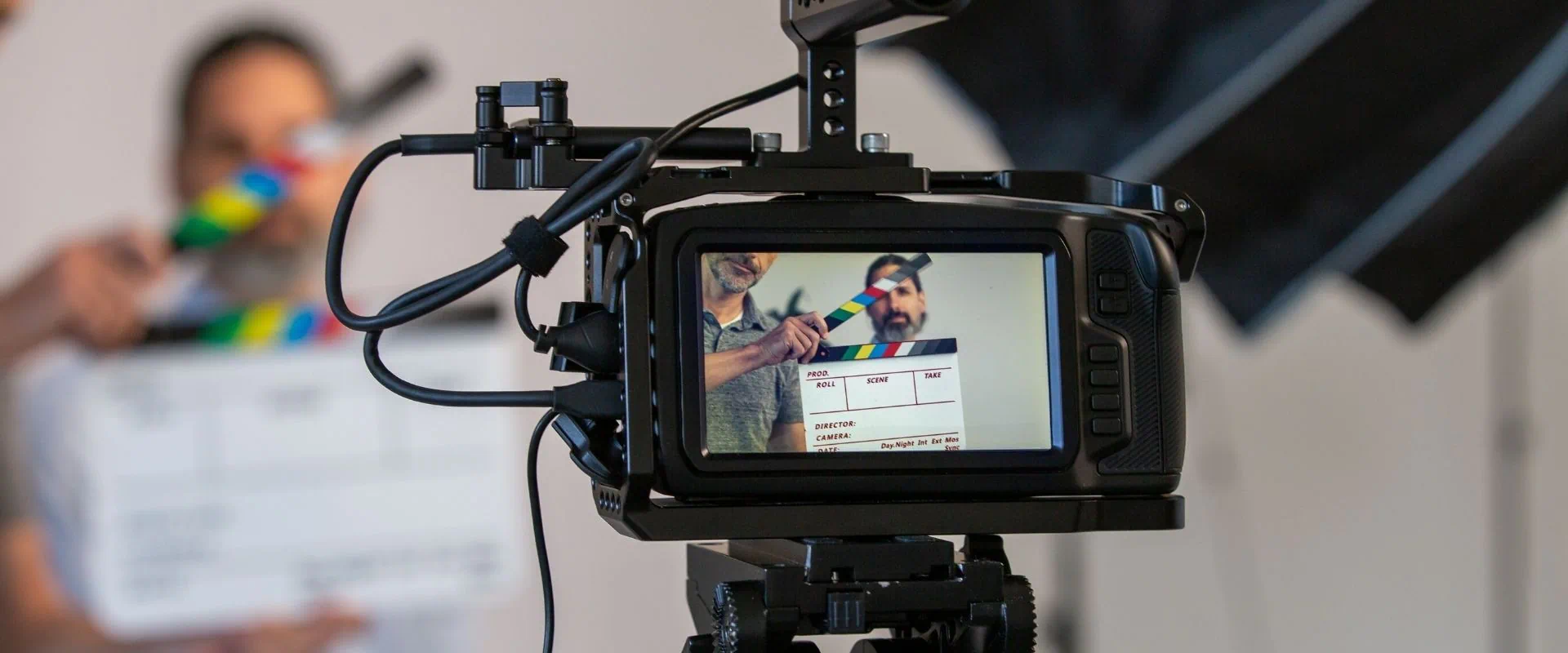 scena di una camera che riprende una persona intervistata