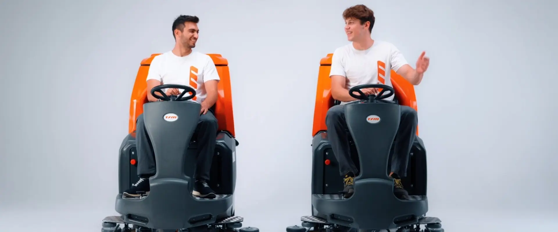 Due ragazzi che scherzano mentre utilizzano dei macchinari di TSM